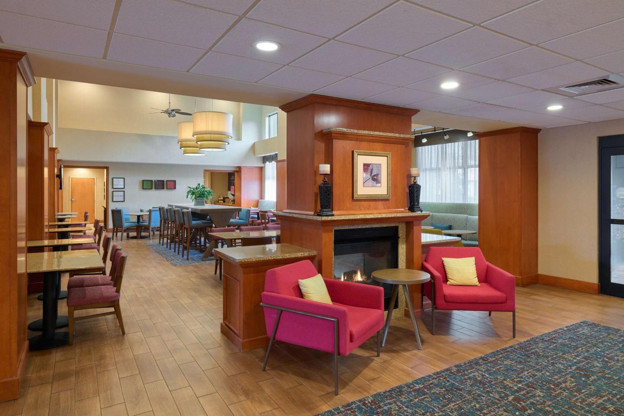 Hampton Inn & Suites Providence / Smithfield Exterior foto